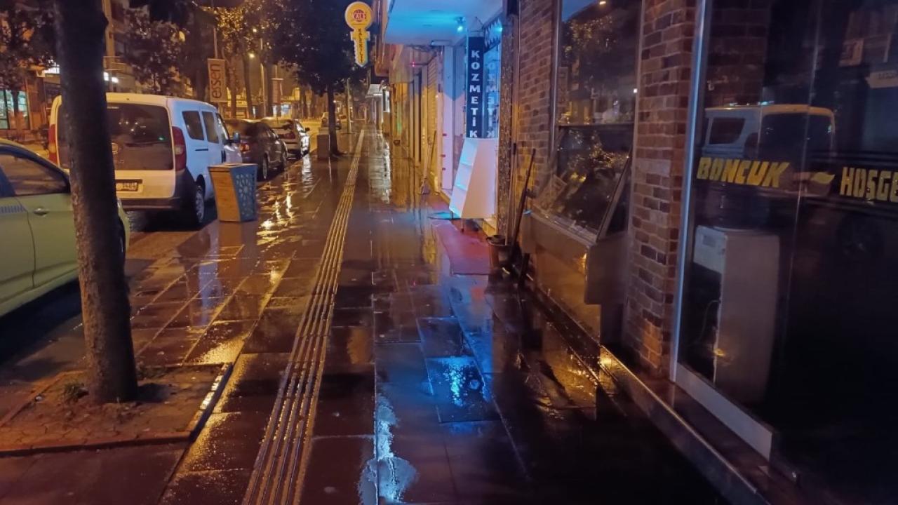 HENDEK’TE CADDELER KÖPÜKLE YIKANDI, BAYRAMA PIRIL PIRIL GİRİLİYOR