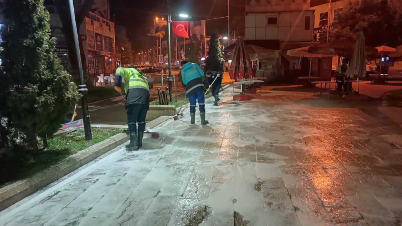 HENDEK’TE CADDELER KÖPÜKLE YIKANDI, BAYRAMA PIRIL PIRIL GİRİLİYOR