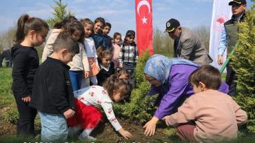 HENDEK’TE FİDANLAR TOPRAKLA BULUŞTU