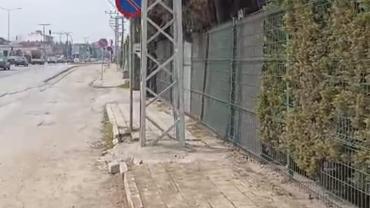 Hendek’te Kaldırım Ortasına Dikilen Elektrik Direklerine Tepki