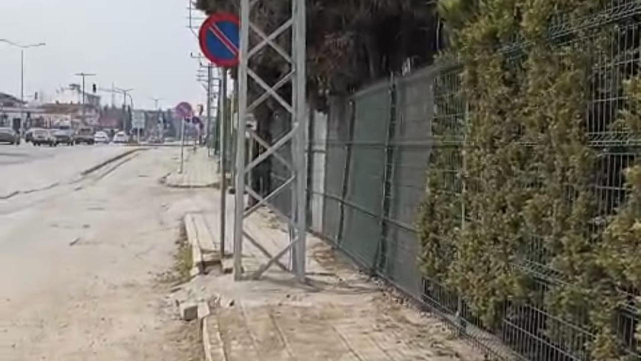Hendek’te Kaldırım Ortasına Dikilen Elektrik Direklerine Tepki