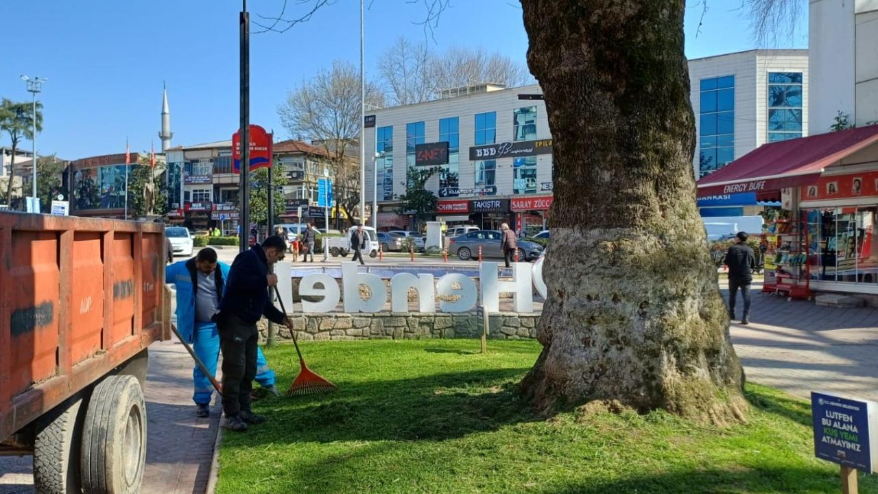 HENDEK’TE YEŞİL ALANLARDA TEMİZLİK VE AĞAÇLANDIRMA SEFERBERLİĞİ