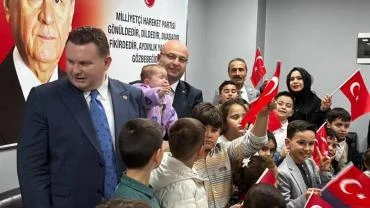 "Siyasette Alışık Olunmayan Görüntü: MHP Sakarya'da Çocuk İzdihamı!"