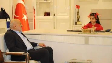 23 NİSAN’DA BAŞKANLIK KOLTUĞU MİNİK ÖĞRENCİLERE EMANET