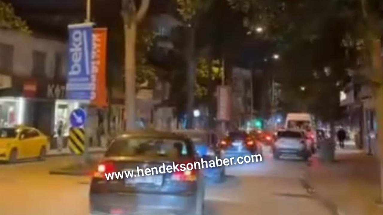 Hendek Meydanı Kırmızı-Beyaza Büründü