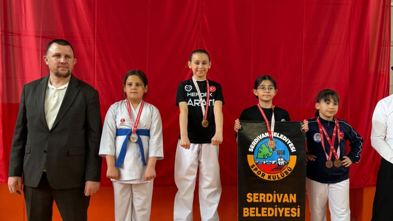 HENDEK’İN GENÇ YILDIZLARI GEYVE’DE TARİH YAZDI: 36 MADALYA!