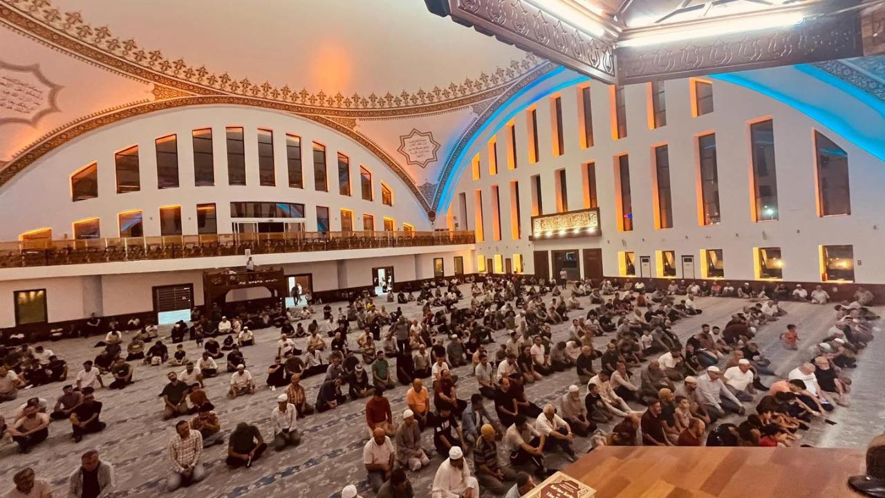 Cuma Hutbesi: "Alın Teri Mukaddestir"
