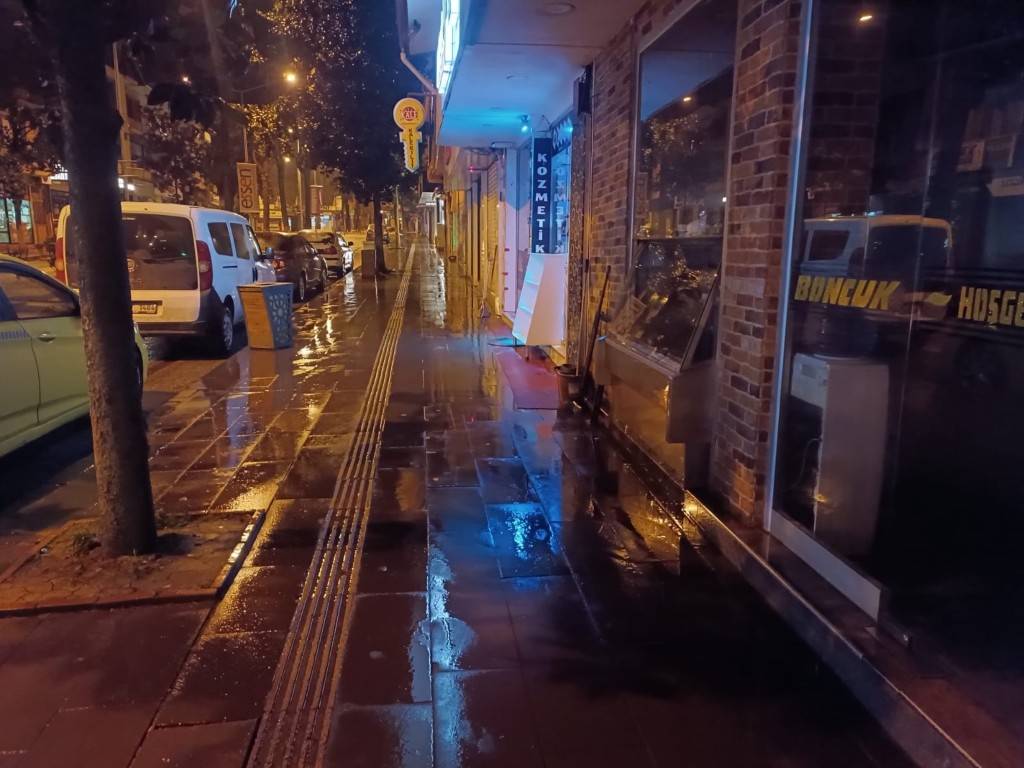 HENDEK’TE CADDELER KÖPÜKLE YIKANDI, BAYRAMA PIRIL PIRIL GİRİLİYOR