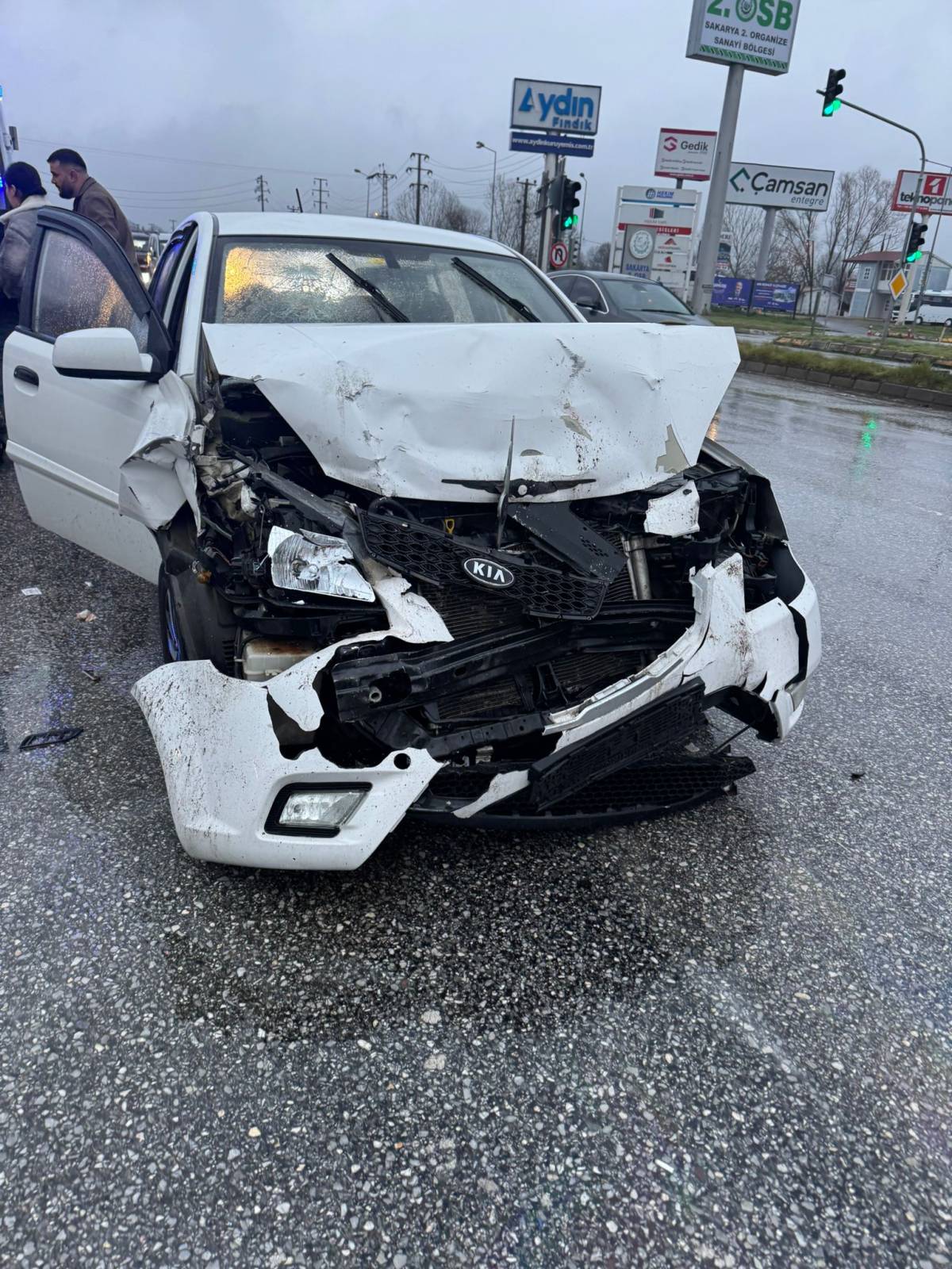 Hendek'te  2 Otomobil Çarpıştı! 1 Yaralı