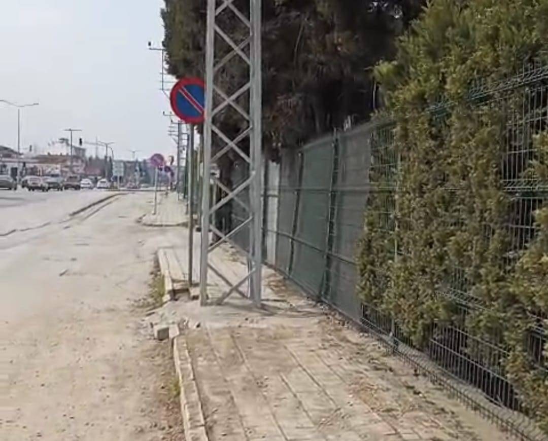 Hendek’te Kaldırım Ortasına Dikilen Elektrik Direklerine Tepki