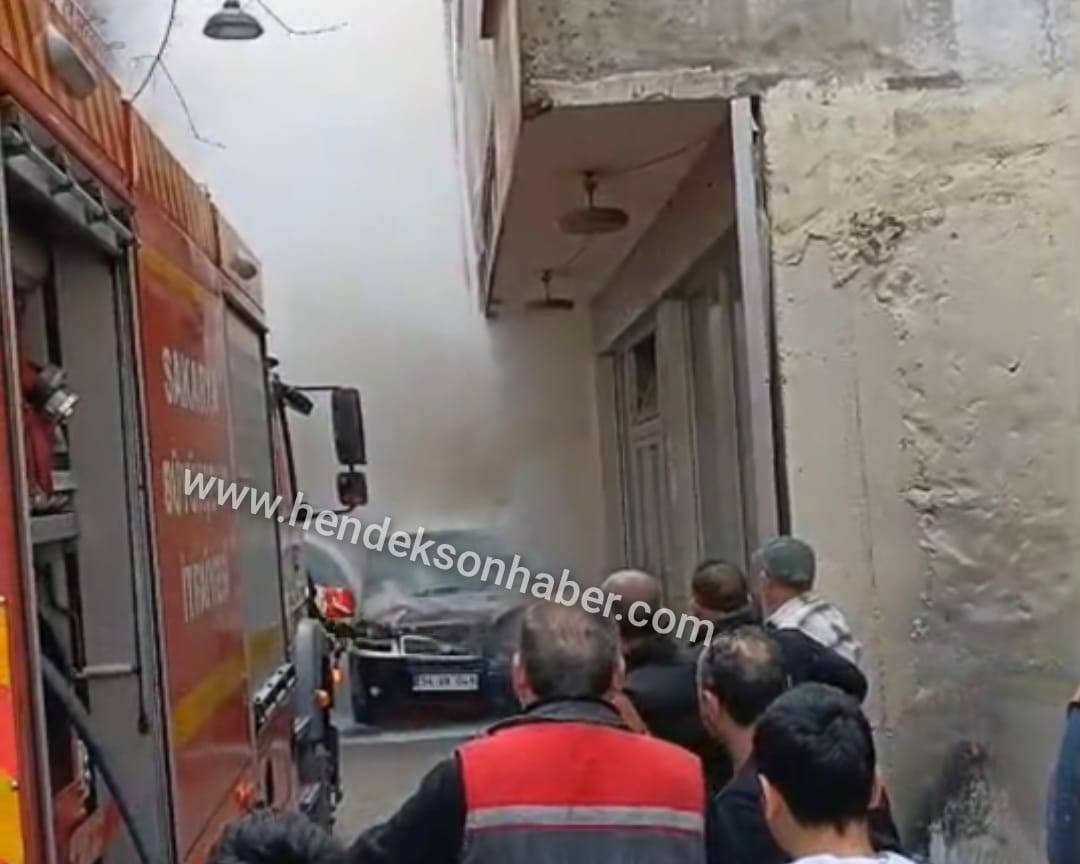 HENDEK'TE KORKUTAN ARAÇ YANGINI!