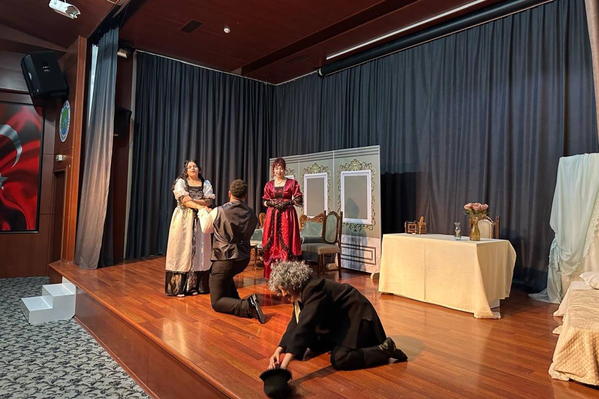 MÜFETTİŞ OYUNU TİYATROSEVERLERLE BULUŞTU