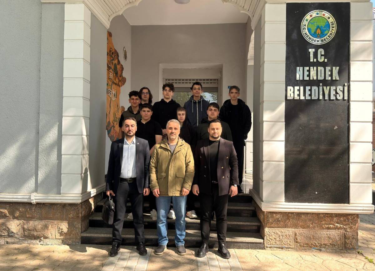 GELECEĞİN BİLİŞİMCİLERİNDEN HENDEK BELEDİYESİNE ZİYARET