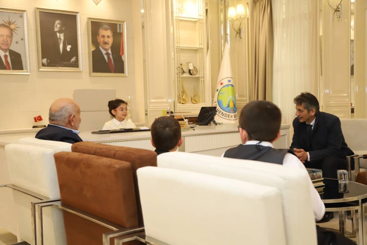 23 NİSAN’DA BAŞKANLIK KOLTUĞU MİNİK ÖĞRENCİLERE EMANET