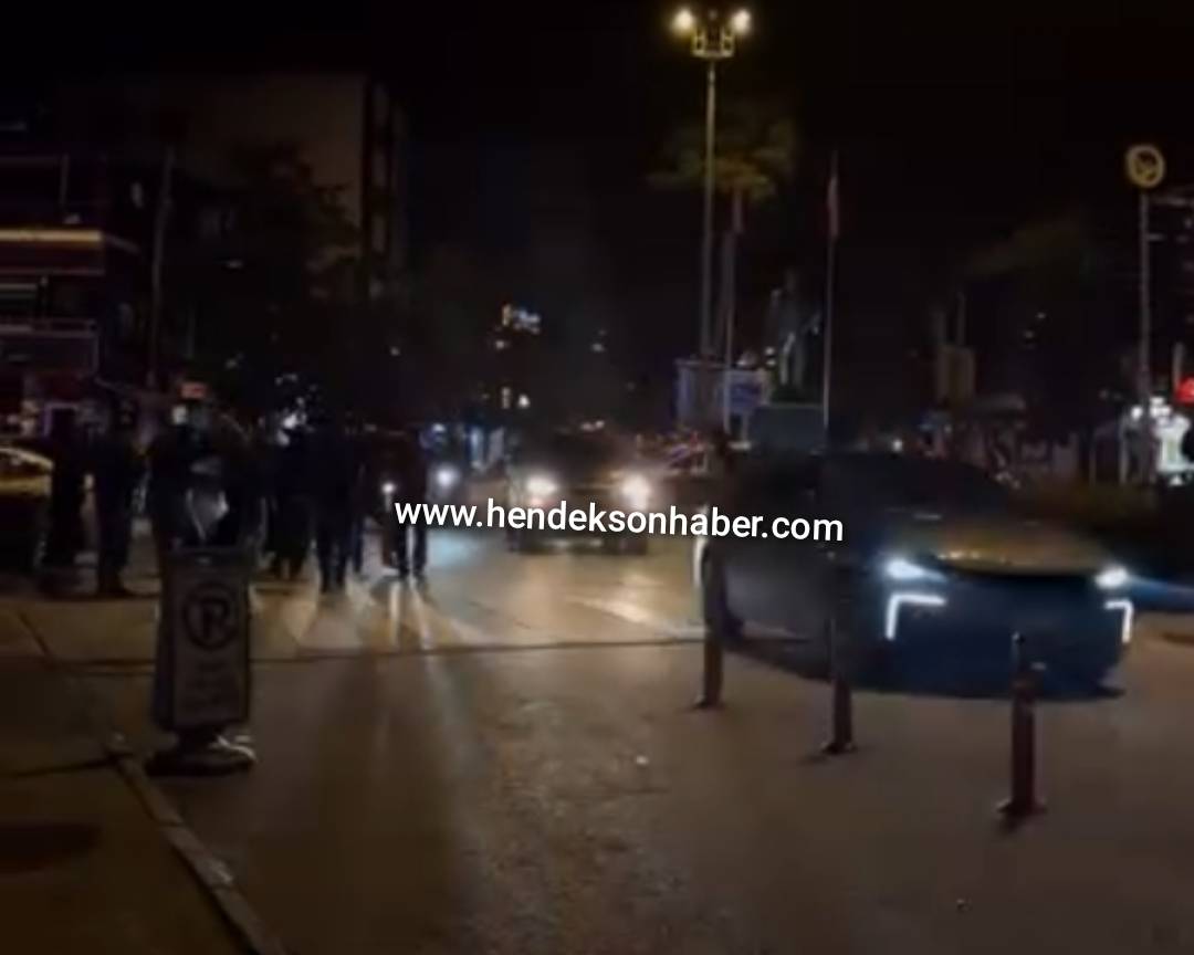 Hendek Meydanı Kırmızı-Beyaza Büründü