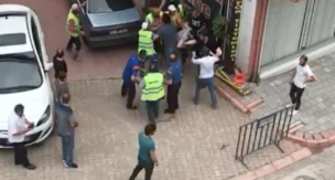 KALDIRIM İŞÇİLERİ İLE ESNAF KAVGA ETTİ KÜREKLER HAVADA UÇUŞTU