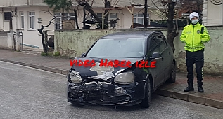 Hendek Bağdat Caddesinde Otomobil Kırmızıda Bekleyen 3 Araca Çarptı 1 Yaralı