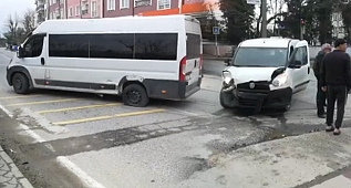 Hendek'te İşçi Servisi ile hafif ticari araç çarpıştı